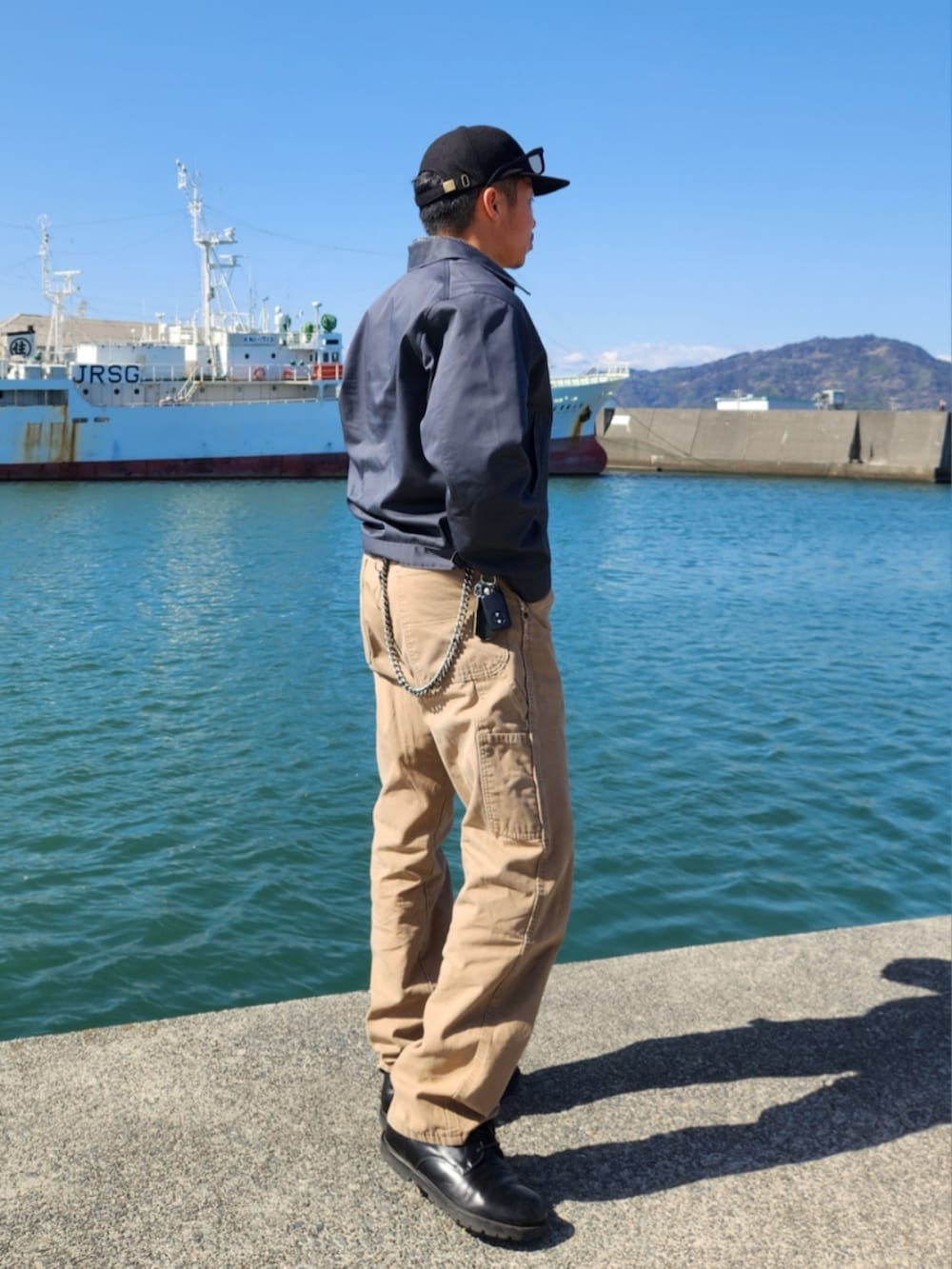 グレー系のジャケット/アウター、ブラック系のシャツ/ブラウス、ブラック系のTシャツ/カットソーを着用したメンズの春コーディネートの4枚目の写真