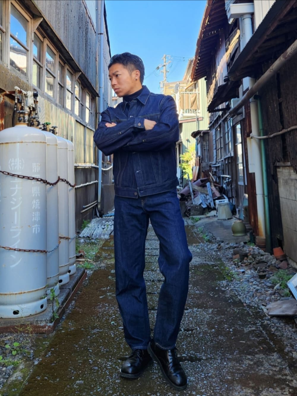 ブラック系のその他トップス、ブルー系のデニムジャケット、ブルー系のデニムパンツを着用したメンズの秋コーディネートの4枚目の写真