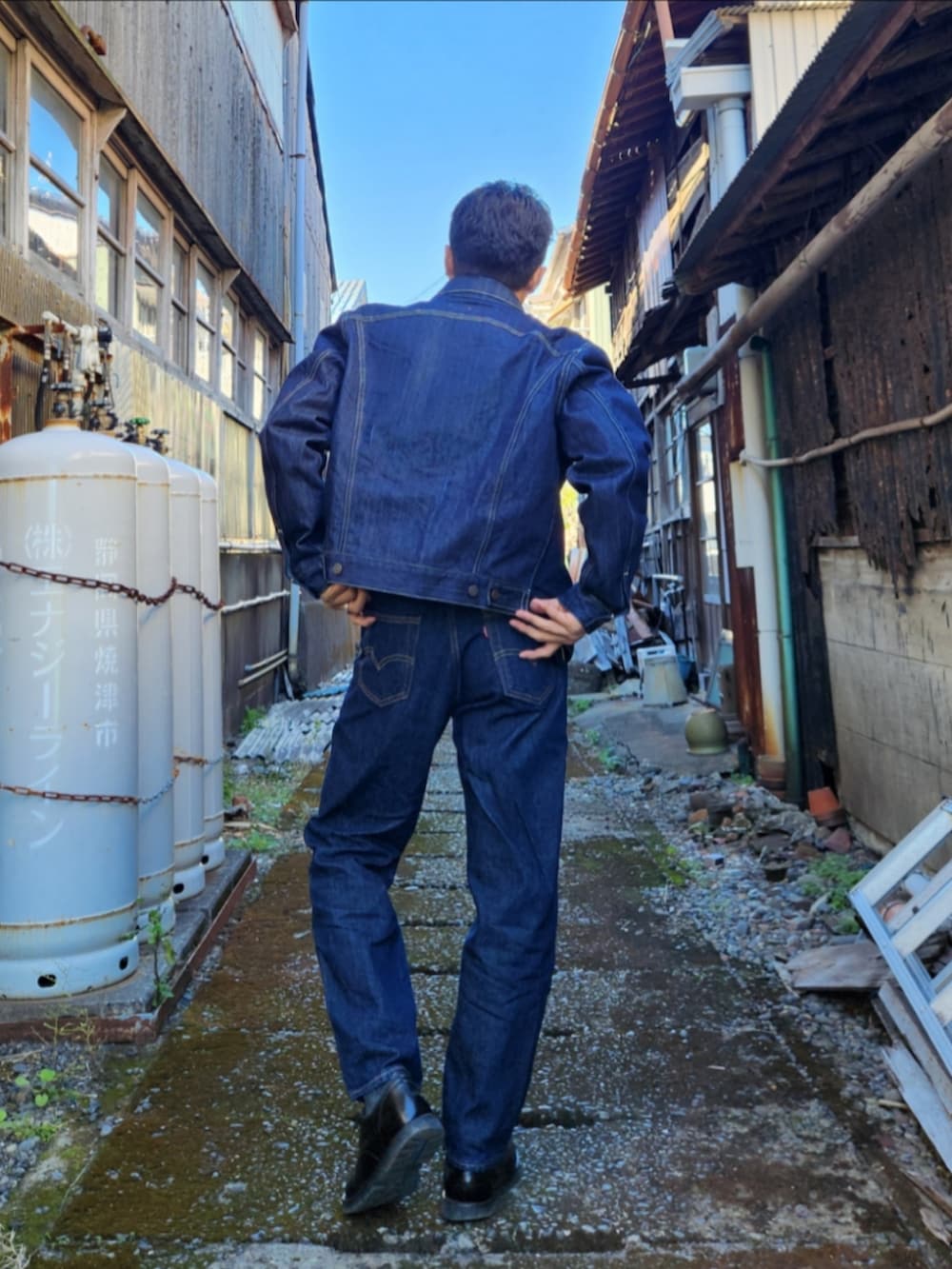 ブラック系のその他トップス、ブルー系のデニムジャケット、ブルー系のデニムパンツを着用したメンズの秋コーディネートの3枚目の写真