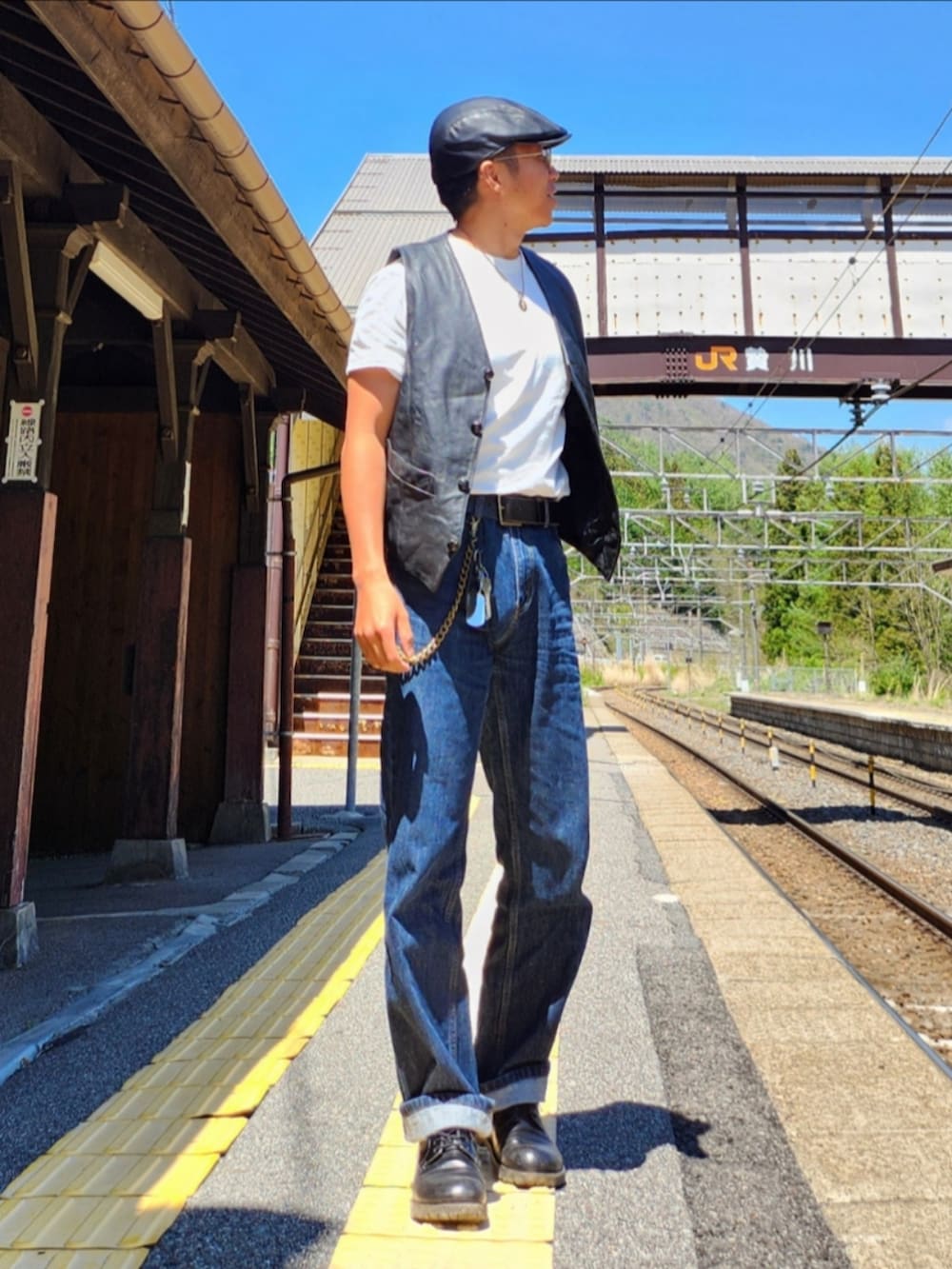 「アメカジ、アメカジコーデ、古着、レザーベスト、レザー、ハンチング帽、ハンチング、デニムパンツ、ブーツ、ウォレットチェーン、サングラス、Tシャツ、白Tシャツ」｜「古着のアイテム（ベスト、ブラック系）」を使った、tulipさん（メンズ・165cm）の春コーディネートの2枚目の写真