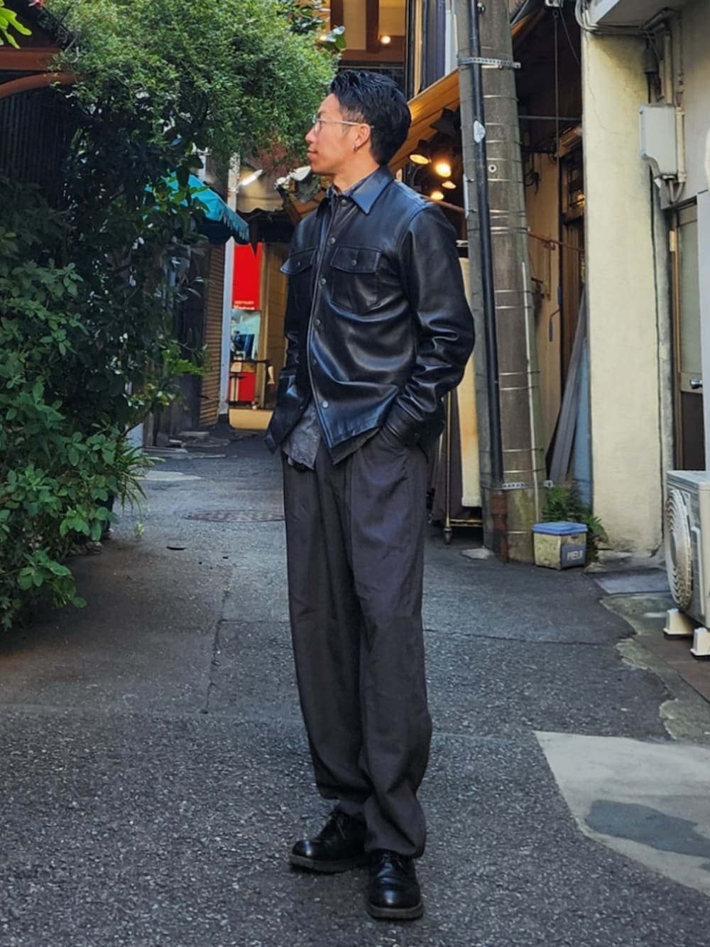 「春コーデ、古着MIX、古着、モード、モードストリート、大人カジュアル、レザージャケット、レザー、革靴、ブラック、サングラス、ガラシャツ」｜「AVIREXのアイテム（ライダースジャケット、ブラック系）」を使った、tulipさん（メンズ・165cm）の春コーディネートの3枚目の写真