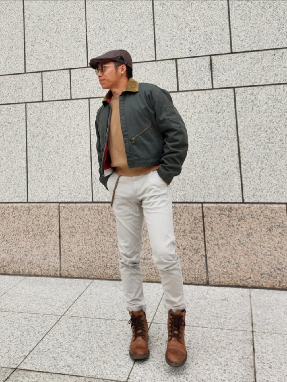 グリーン系のジャケット/アウター、ブラウン系のスウェット、ホワイト系のチノパンツを着用したメンズの秋コーディネートの2枚目の写真