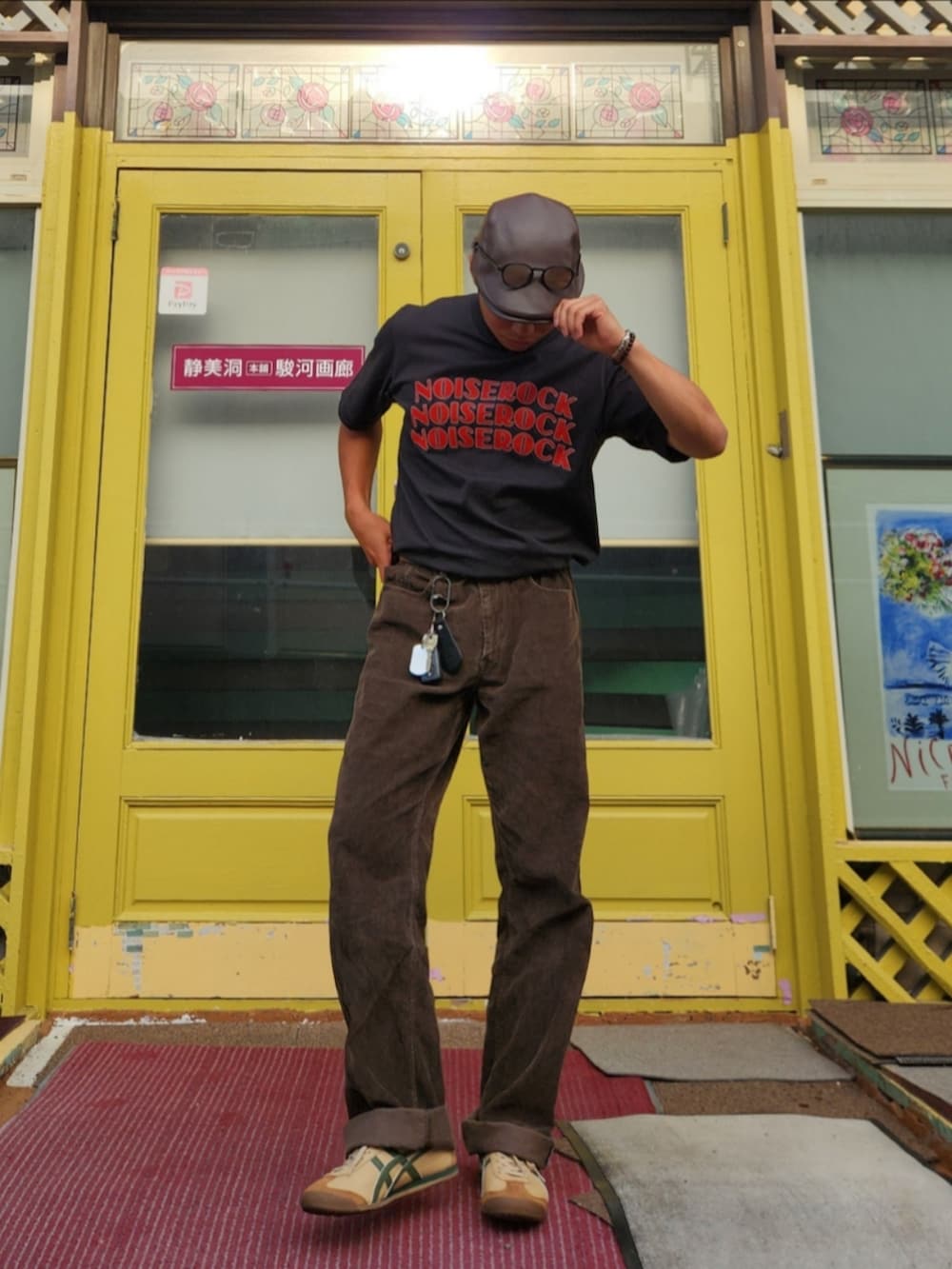 「古着MIX、古着、黒Tシャツ、Tシャツ、夏コーデ、ハンチング帽、ハンチング、スニーカー、ブラウン」｜「blurhmsのアイテム（Tシャツ/カットソー、ブラック系）」を使った、tulipさん（メンズ・165cm）の春コーディネートの2枚目の写真