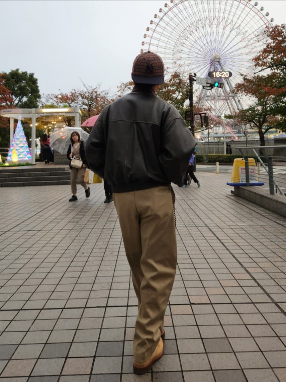 ブラウン系のブルゾン、グリーン系のスウェット、ベージュ系のチノパンツを着用したメンズの秋コーディネートの3枚目の写真