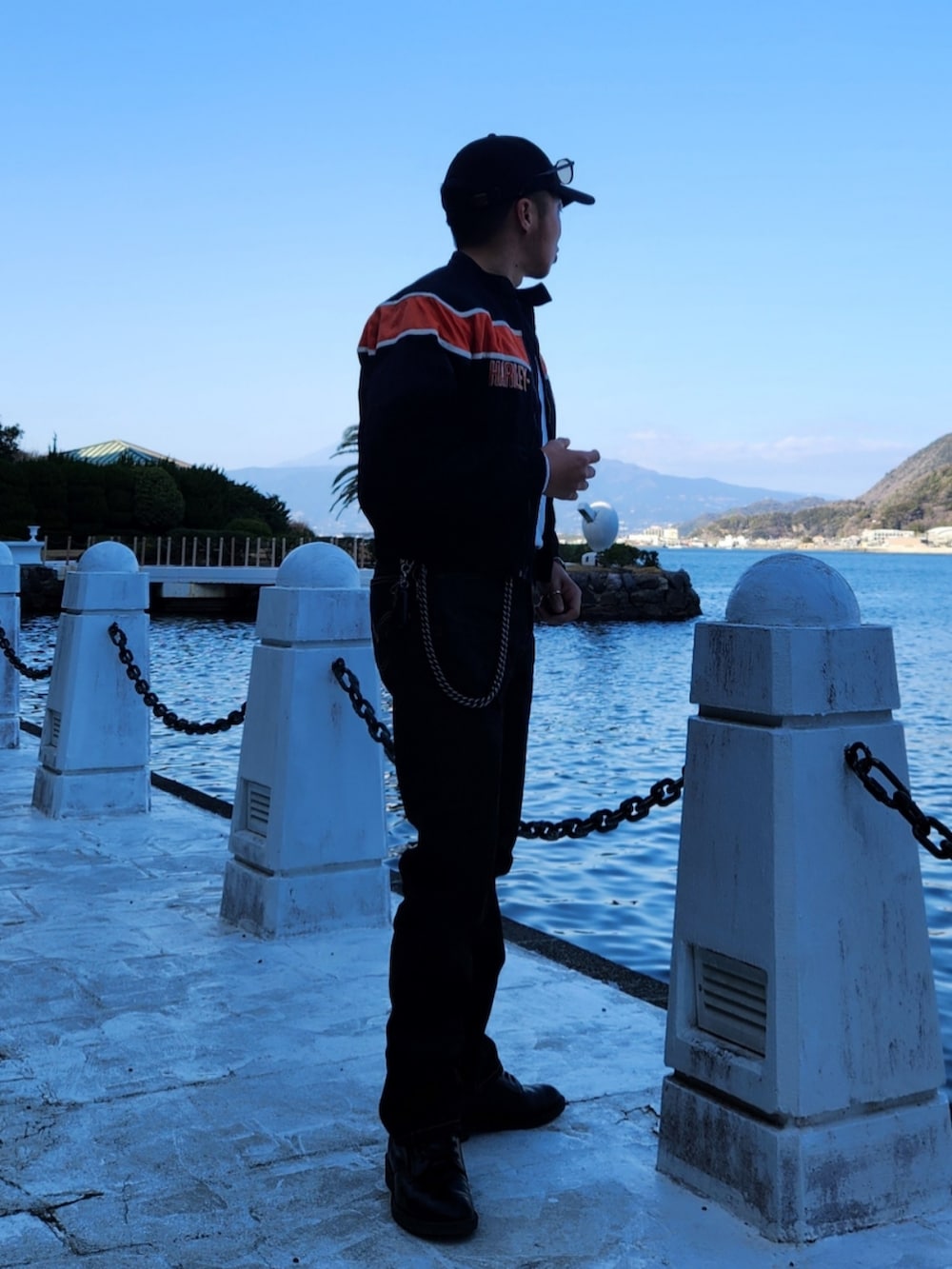 ブラック系のデニムパンツ、ブラック系のブーツ、ブラック系のナイロンジャケットを着用したメンズの冬コーディネートの4枚目の写真