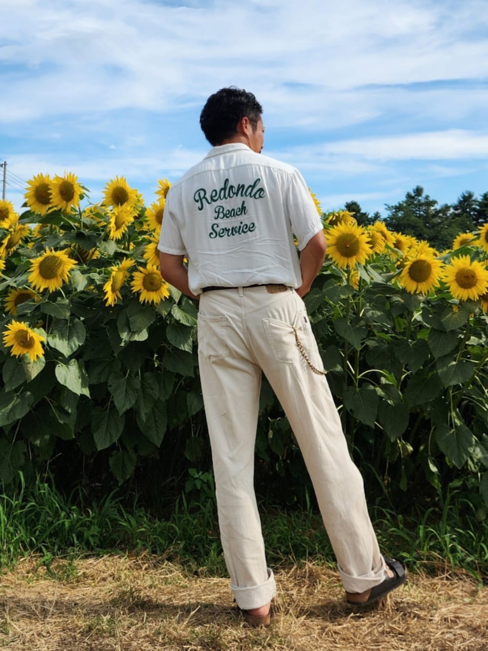 「夏コーデ、ホワイト、ホワイトコーデ、シャツ、アメカジ、古着、サンダル、ウォレットチェーン、白Tシャツ、シンプル、白シャツ」｜「BOBSONのアイテム（パンツ、ホワイト系）」を使った、tulipさん（メンズ・165cm）の夏コーディネートの3枚目の写真