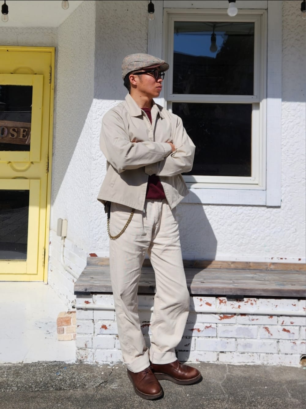 レッド系のスウェット、ベージュ系のジャケット/アウター、ホワイト系のパンツを着用したメンズの春コーディネートの2枚目の写真