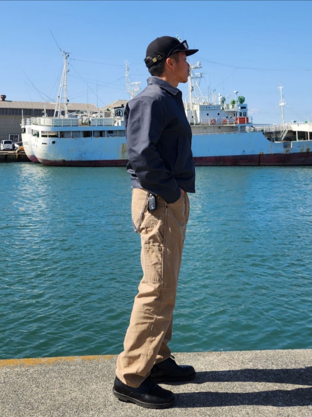 グレー系のジャケット/アウター、ブラック系のシャツ/ブラウス、ブラック系のTシャツ/カットソーを着用したメンズの春コーディネートの3枚目の写真