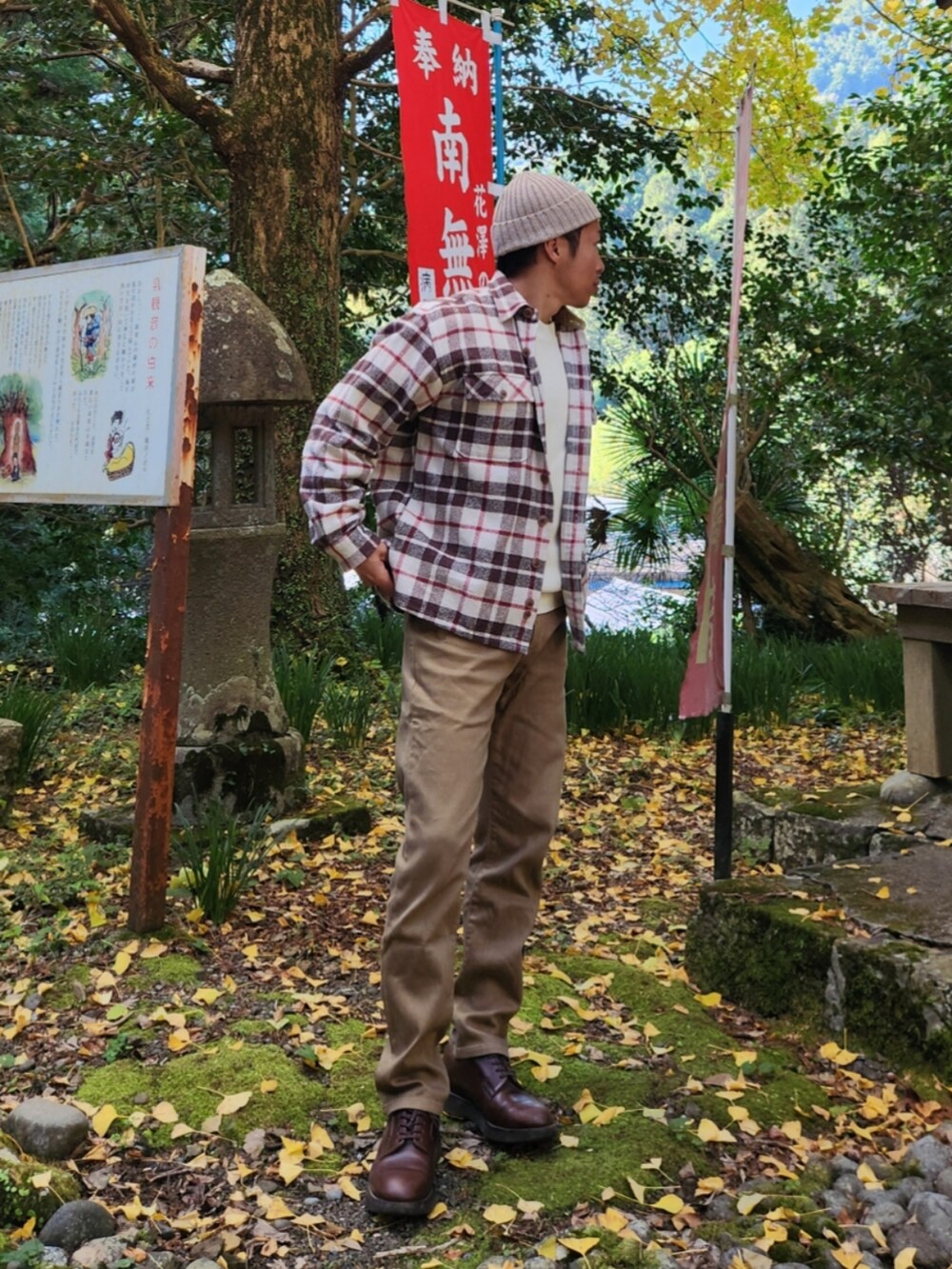 ベージュ系のその他アウター、ホワイト系のスウェット、ベージュ系のデニムパンツを着用したメンズの秋コーディネートの3枚目の写真