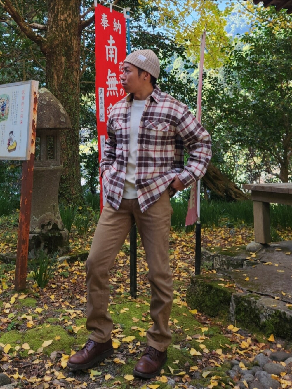 ベージュ系のその他アウター、ホワイト系のスウェット、ベージュ系のデニムパンツを着用したメンズの秋コーディネートの2枚目の写真