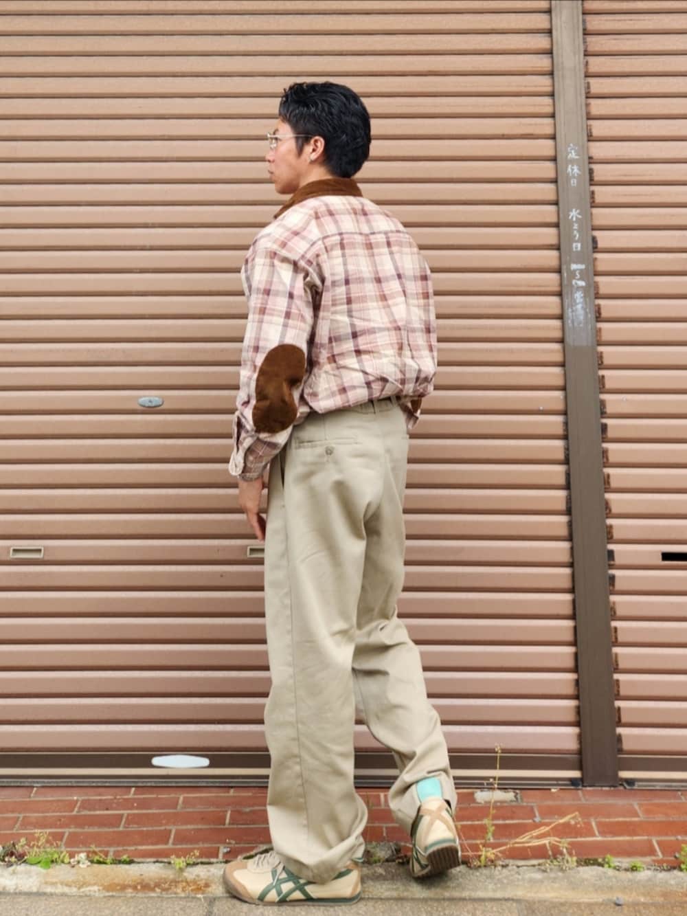ブラウン系のシャツ/ブラウス、ベージュ系のチノパンツ、ベージュ系のスニーカーを着用したメンズの春コーディネートの3枚目の写真