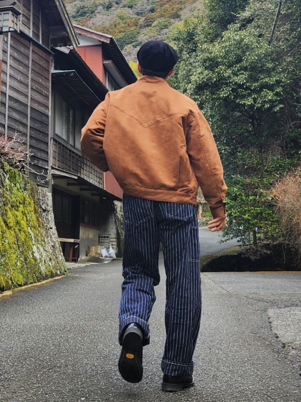 「アメカジ、古着、デニムパンツ、サングラス、キャスケット、ブルゾン、ブーツ、ウォバッシュ、ストライプ、ストライプパンツ、ヒッコリー、大人カジュアル、帽子、アメカジコーデ、ブラウン」｜「古着のアイテム（キャスケット、ブラック系）」を使った、tulipさん（メンズ・165cm）の春コーディネートの4枚目の写真