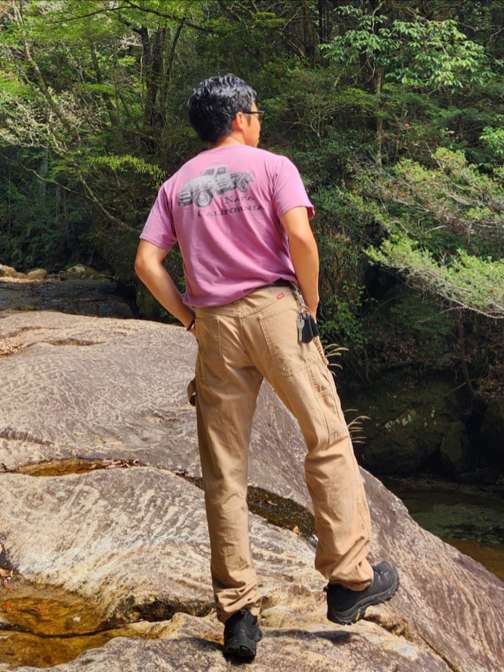 ベージュ系のカーゴパンツ、ブラック系のスニーカー、レッド系のTシャツ/カットソーを着用したメンズの春コーディネートの2枚目の写真