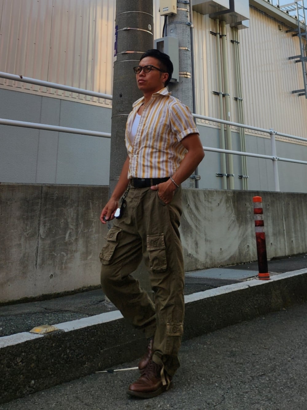 グリーン系のカーゴパンツ、イエロー系のシャツ/ブラウス、ホワイト系のタンクトップを着用したメンズの夏コーディネートの2枚目の写真
