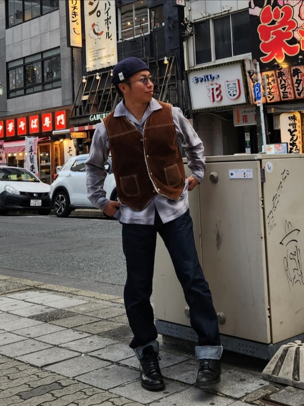 グレー系のシャツ/ブラウス、ブルー系のデニムパンツ、ブラック系のブーツを着用したメンズの秋コーディネートの2枚目の写真