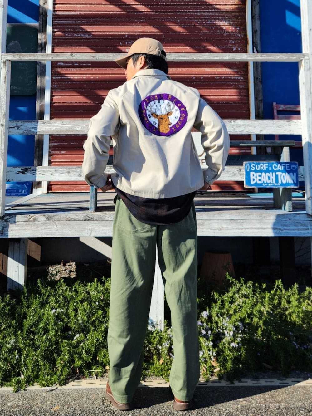 ベージュ系のジャケット/アウター、ブラウン系のシャツ/ブラウス、グリーン系のカーゴパンツを着用したメンズの冬コーディネートの3枚目の写真