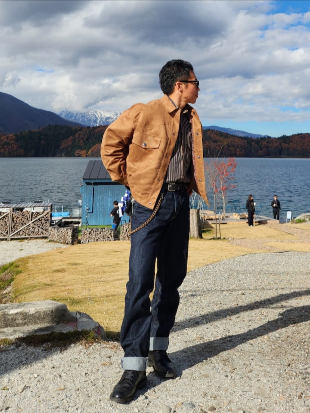 ブラック系のブーツ、ブルー系のデニムパンツ、ブルー系のシャツ/ブラウスを着用したメンズの秋コーディネートの3枚目の写真