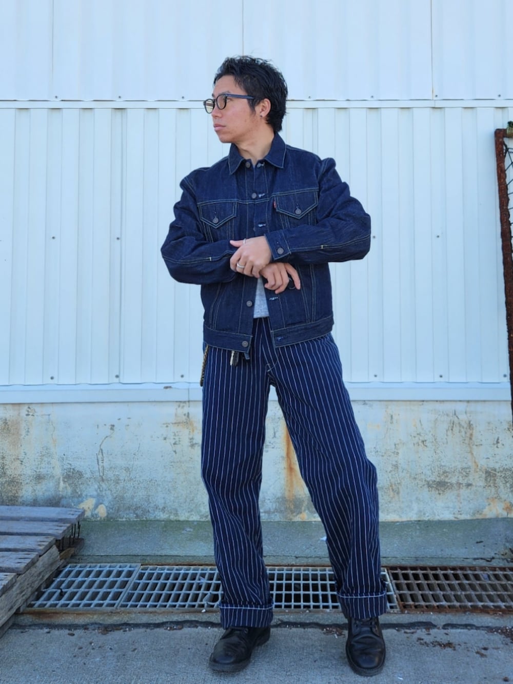 ブルー系のパンツ、グレー系のスウェット、ブルー系のデニムジャケットを着用したメンズの冬コーディネートの2枚目の写真