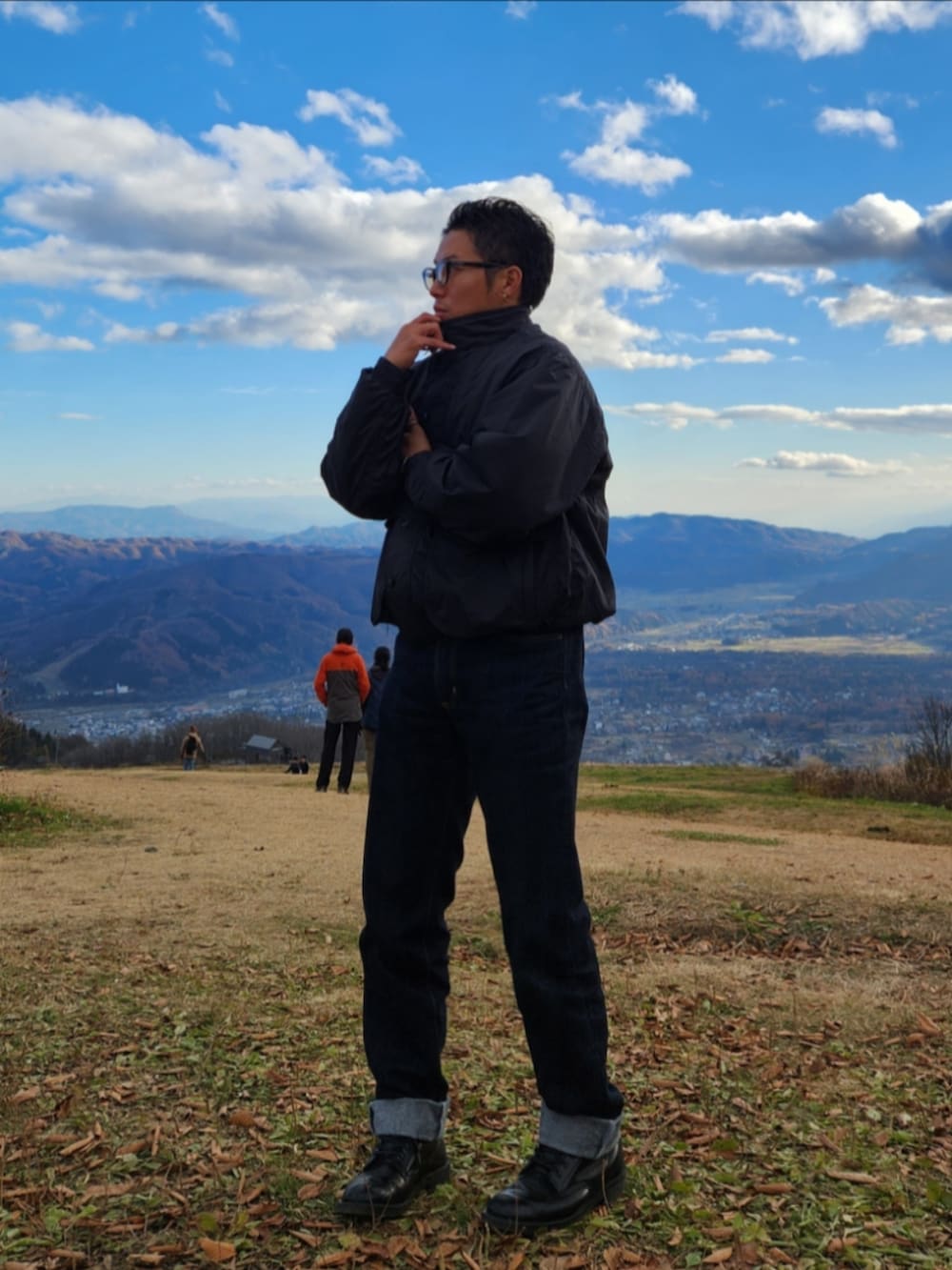 ブラック系のダウンジャケット/コート、ブルー系のデニムパンツ、ブラック系のブーツを着用したメンズの秋コーディネートの2枚目の写真