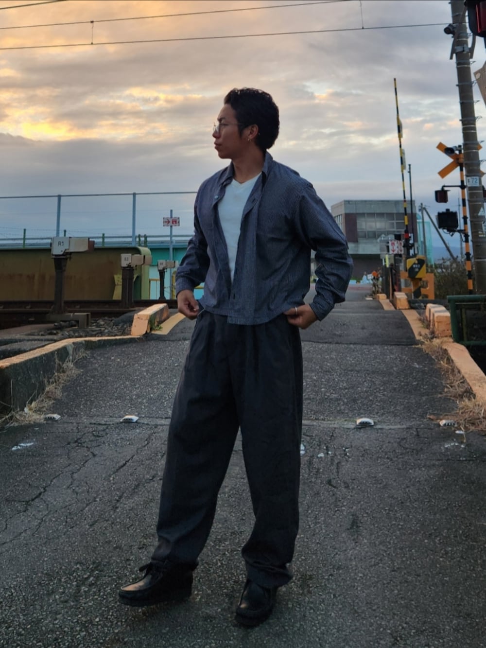 ブラック系のローファー、グレー系のスラックス、ブラック系のシャツ/ブラウスを着用したメンズの秋コーディネートの2枚目の写真