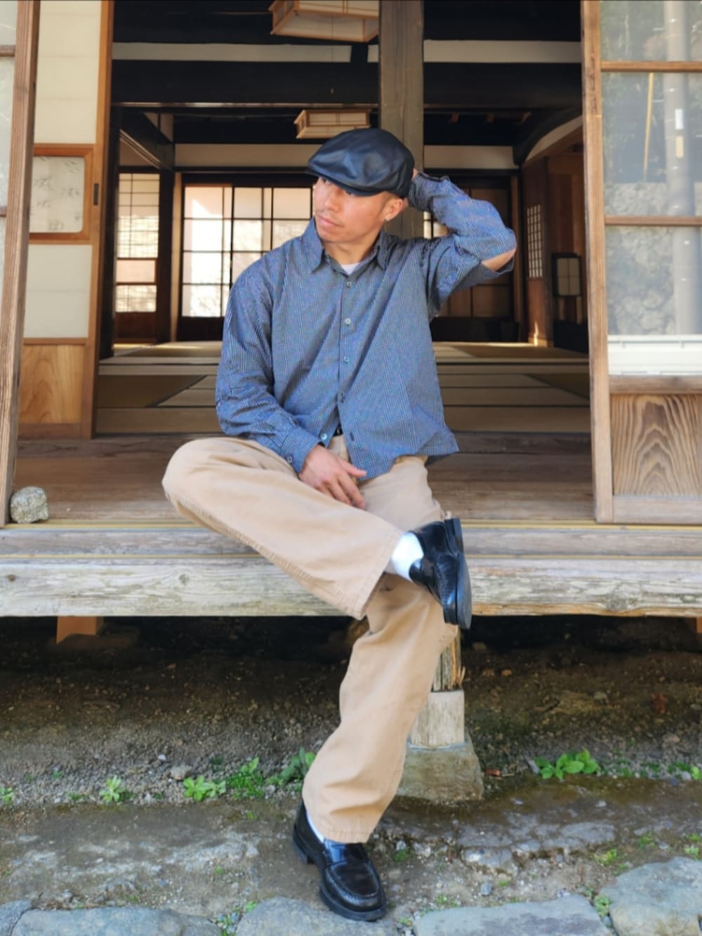 ベージュ系のカーゴパンツ、ブラック系のローファー、ブラック系のシャツ/ブラウスを着用したメンズの冬コーディネートの2枚目の写真