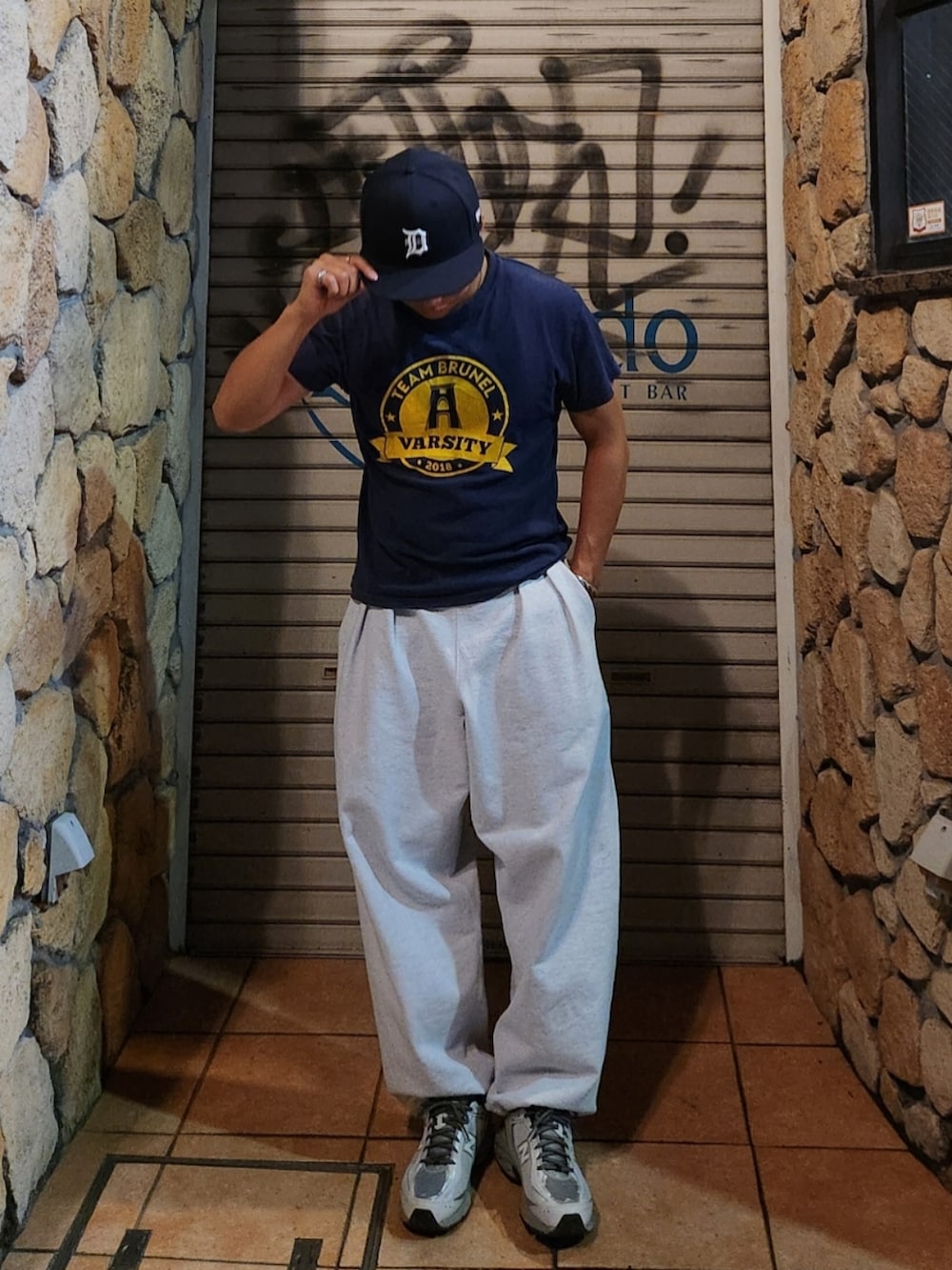 ブルー系のTシャツ/カットソー、グレー系のスウェットパンツ、グレー系のスニーカーを着用したメンズの春コーディネートの2枚目の写真