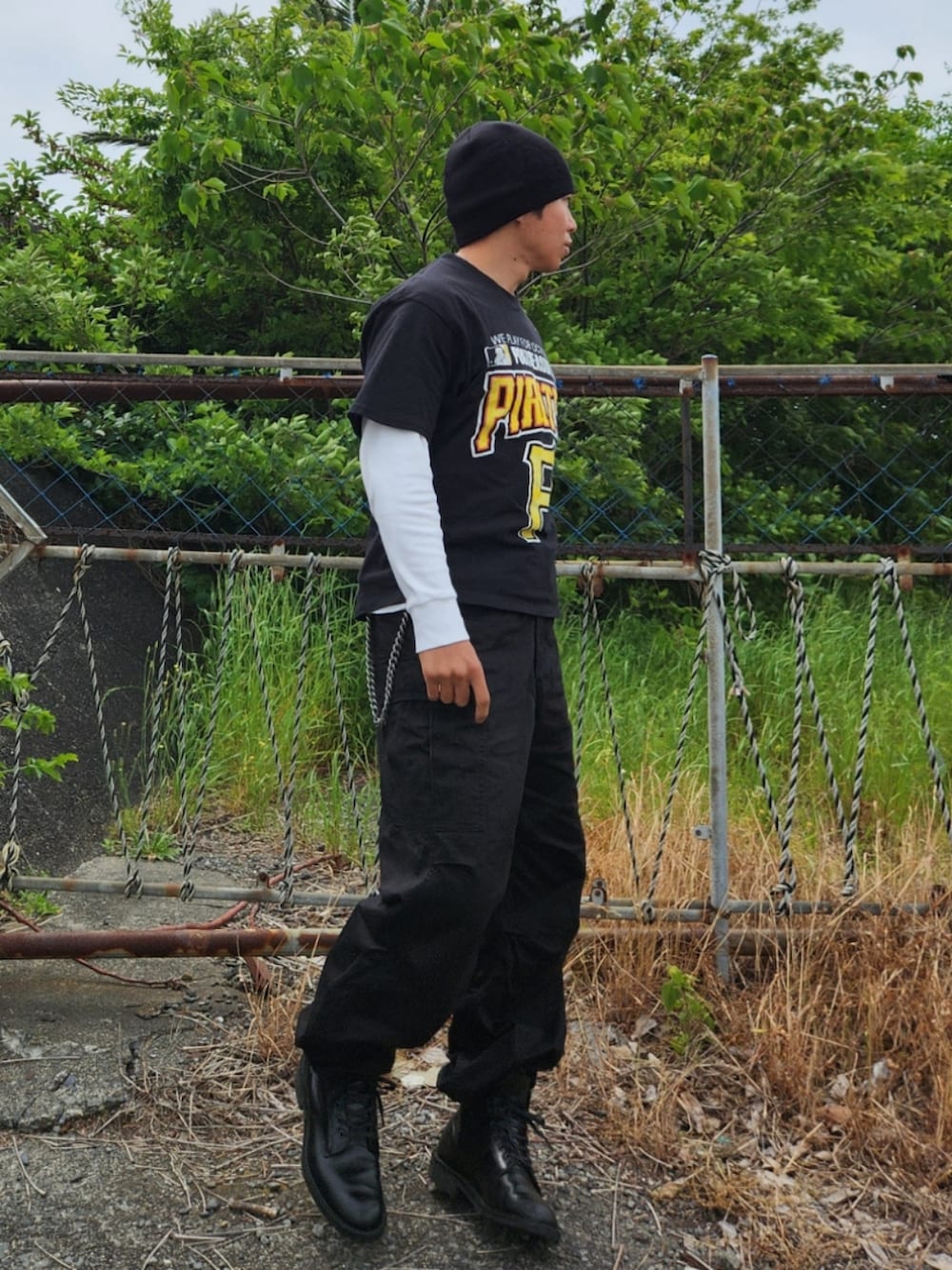 ブラック系のTシャツ/カットソー、ブラック系のカーゴパンツ、ブラック系のブーツを着用したメンズの春コーディネートの3枚目の写真
