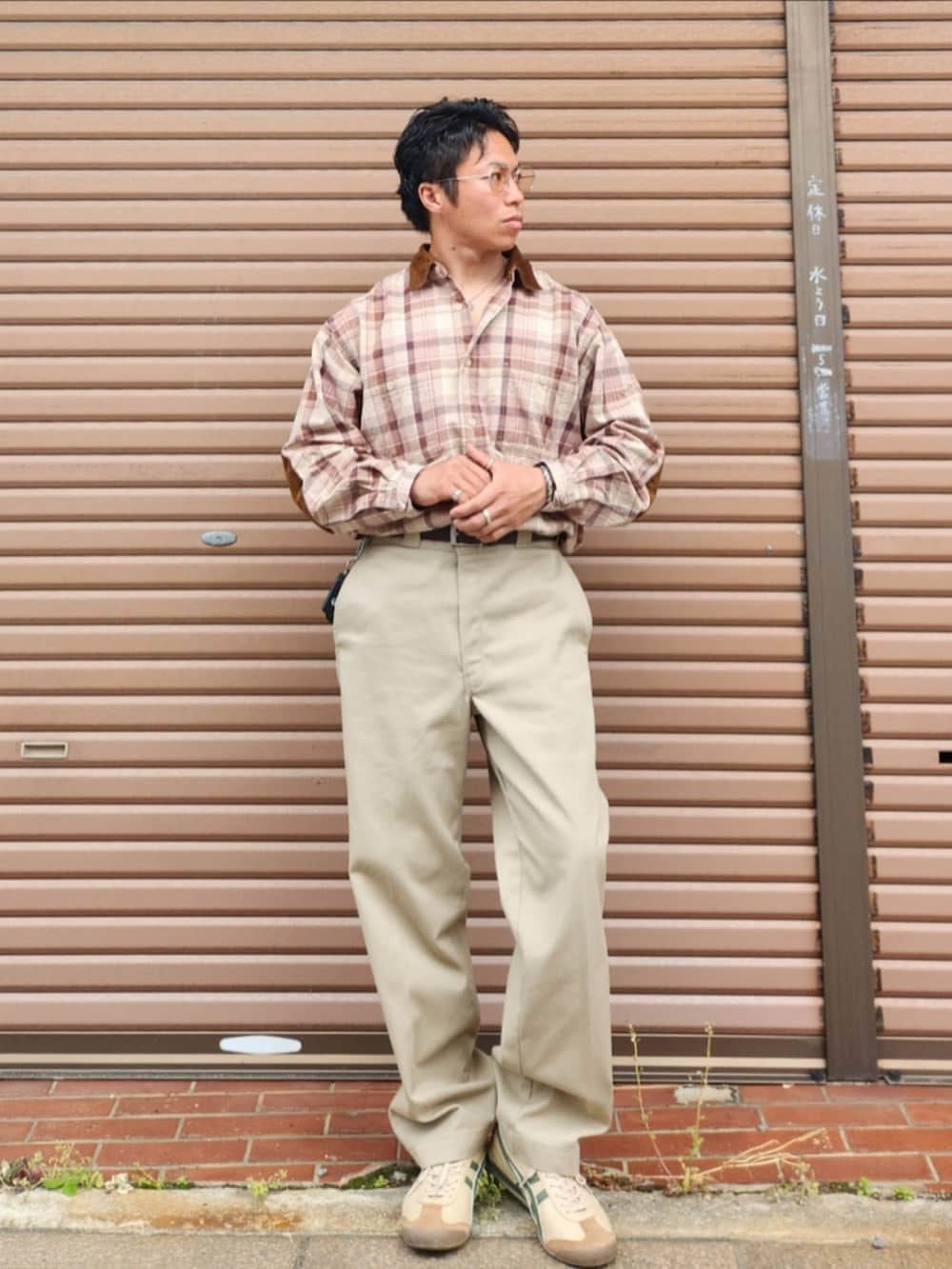 ブラウン系のシャツ/ブラウス、ベージュ系のチノパンツ、ベージュ系のスニーカーを着用したメンズの春コーディネートの2枚目の写真