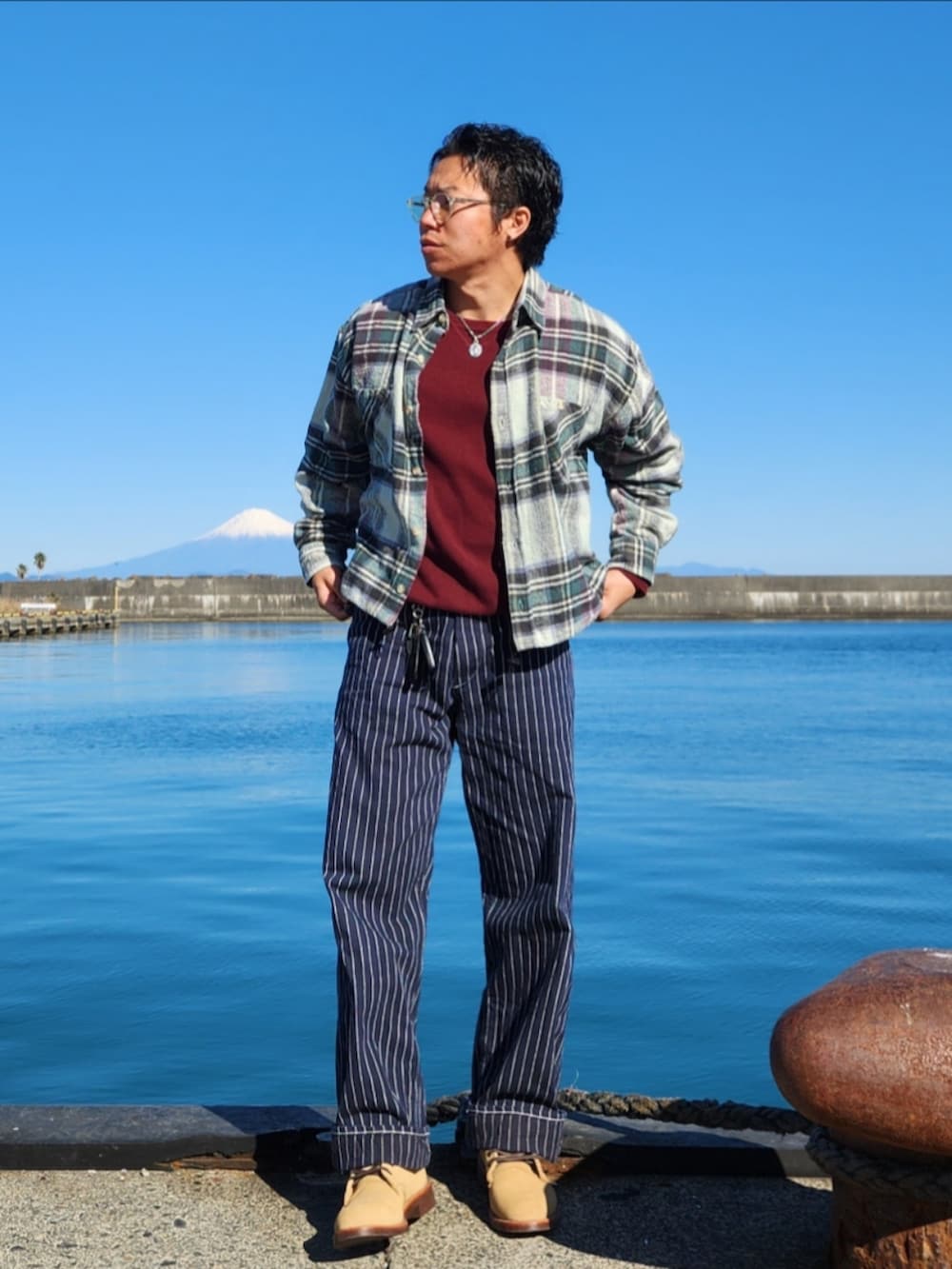 ブルー系のシャツ/ブラウス、レッド系のスウェット、ブルー系のパンツを着用したメンズの冬コーディネートの2枚目の写真