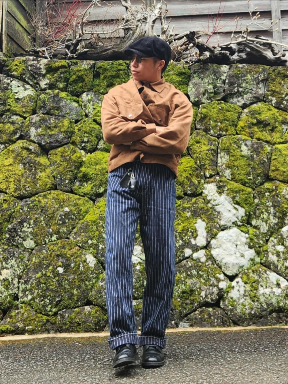 「アメカジ、古着、デニムパンツ、サングラス、キャスケット、ブルゾン、ブーツ、ウォバッシュ、ストライプ、ストライプパンツ、ヒッコリー、大人カジュアル、帽子、アメカジコーデ、ブラウン」｜「古着のアイテム（キャスケット、ブラック系）」を使った、tulipさん（メンズ・165cm）の春コーディネートの2枚目の写真