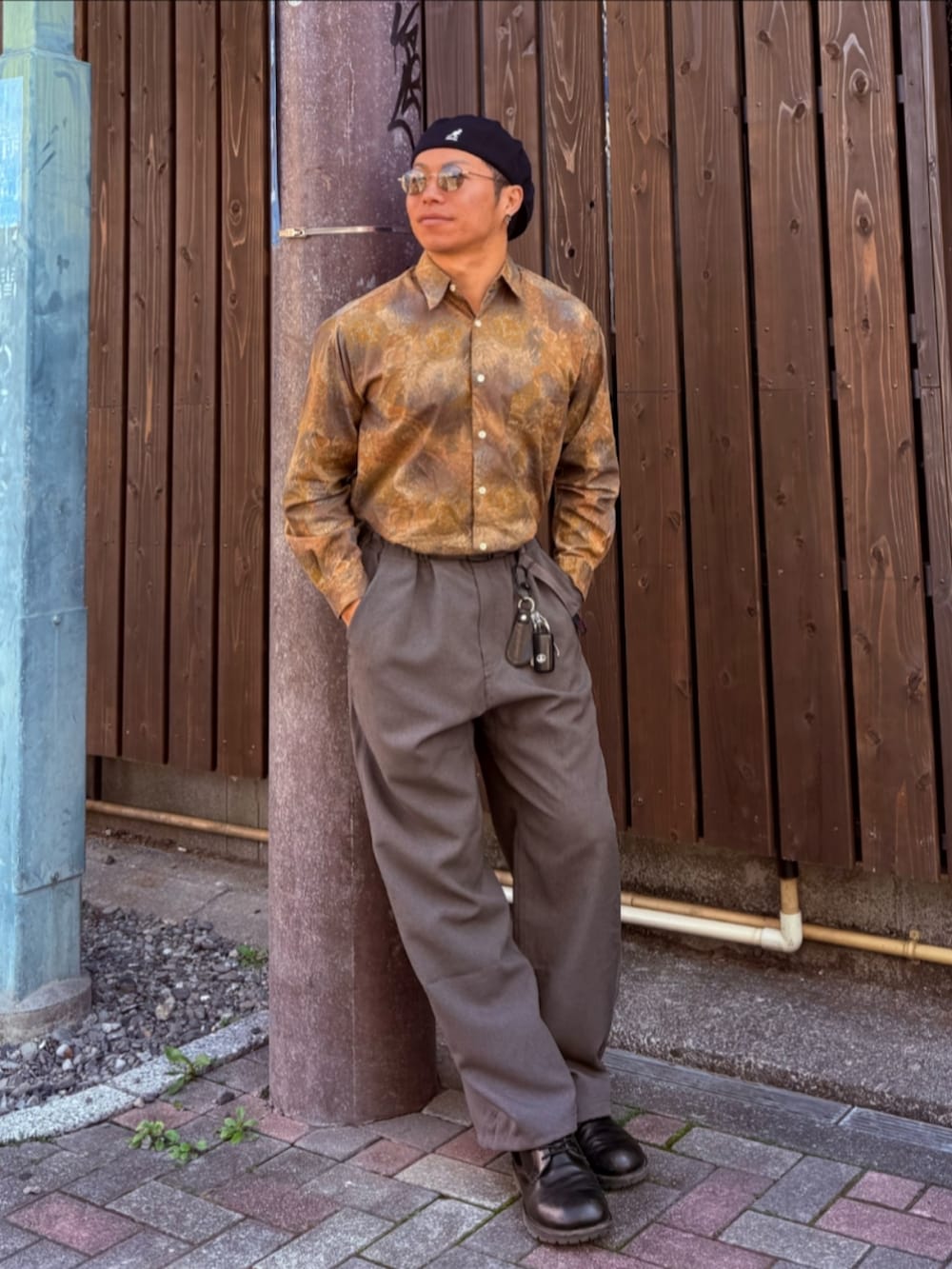 「古着MIX、柄シャツ、古着、ハンチング、帽子、サングラス、スラックス、ブーツ、大人カジュアル、春、グレーパンツ、グレー、ガラシャツ」｜「KANGOLのアイテム（ハンチング/ベレー帽、ブラック系）」を使った、tulipさん（メンズ・165cm）の春コーディネートの3枚目の写真