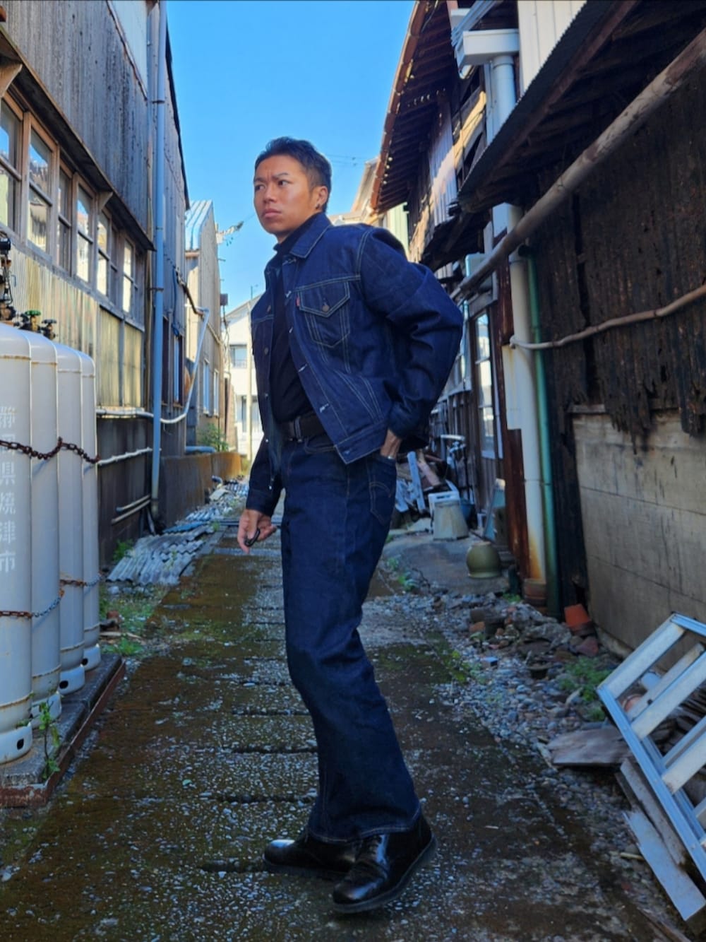 ブラック系のその他トップス、ブルー系のデニムジャケット、ブルー系のデニムパンツを着用したメンズの秋コーディネートの2枚目の写真