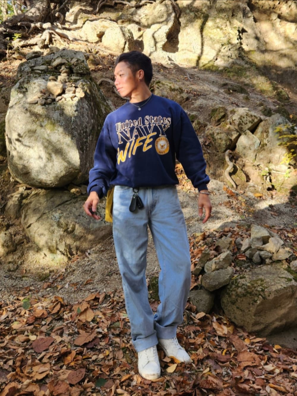 ブルー系のスウェット、ブルー系のデニムパンツ、ホワイト系のスニーカーを着用したメンズの秋コーディネートの3枚目の写真