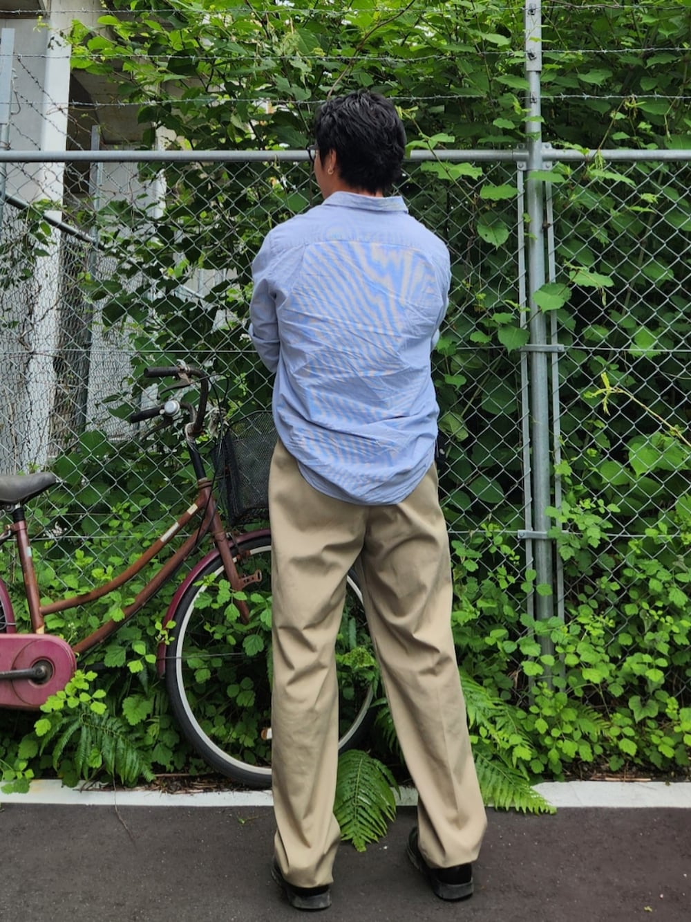 ベージュ系のチノパンツ、ブラック系のブーツ、ブルー系のシャツ/ブラウスを着用したメンズの春コーディネートの3枚目の写真