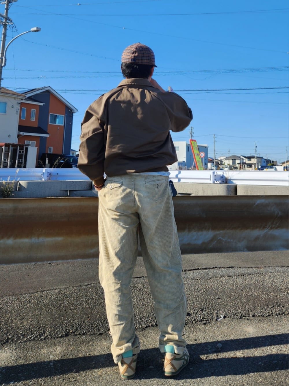 ベージュ系のスニーカー、ベージュ系のパンツ、ブラウン系のジャケット/アウターを着用したメンズの冬コーディネートの2枚目の写真