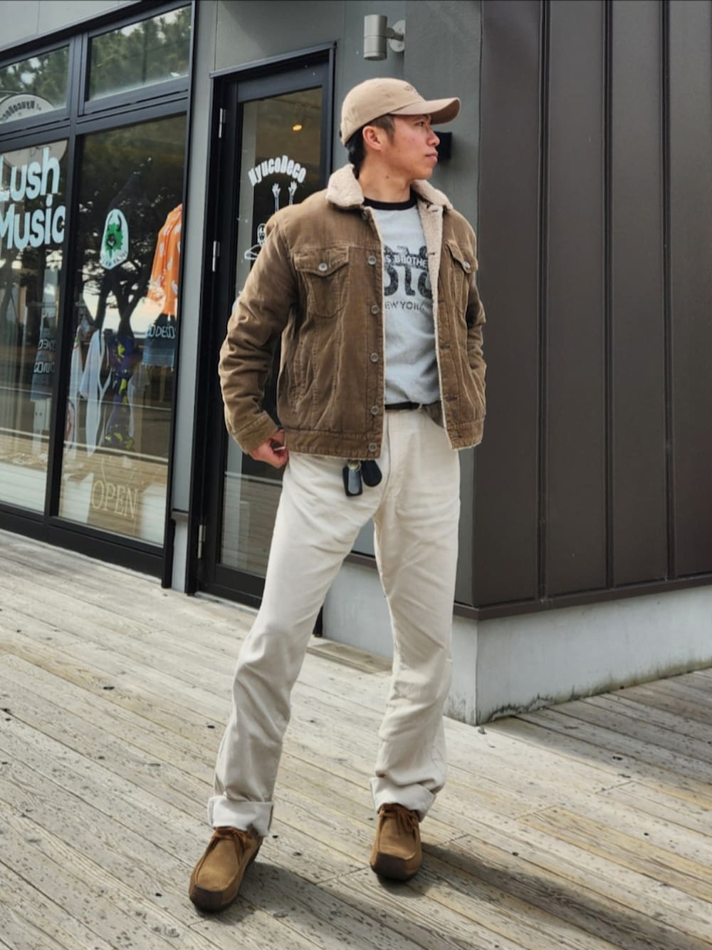 「古着MIX、古着、ワラビー、コーデュロイ、春コーデ、帽子、キャップ、アメカジ、白パンツ、ホワイト、ブラウン、ムートンジャケット」｜「fun denimのアイテム（ムートンコート、ブラウン系）」を使った、tulipさん（メンズ・165cm）の春コーディネートの2枚目の写真