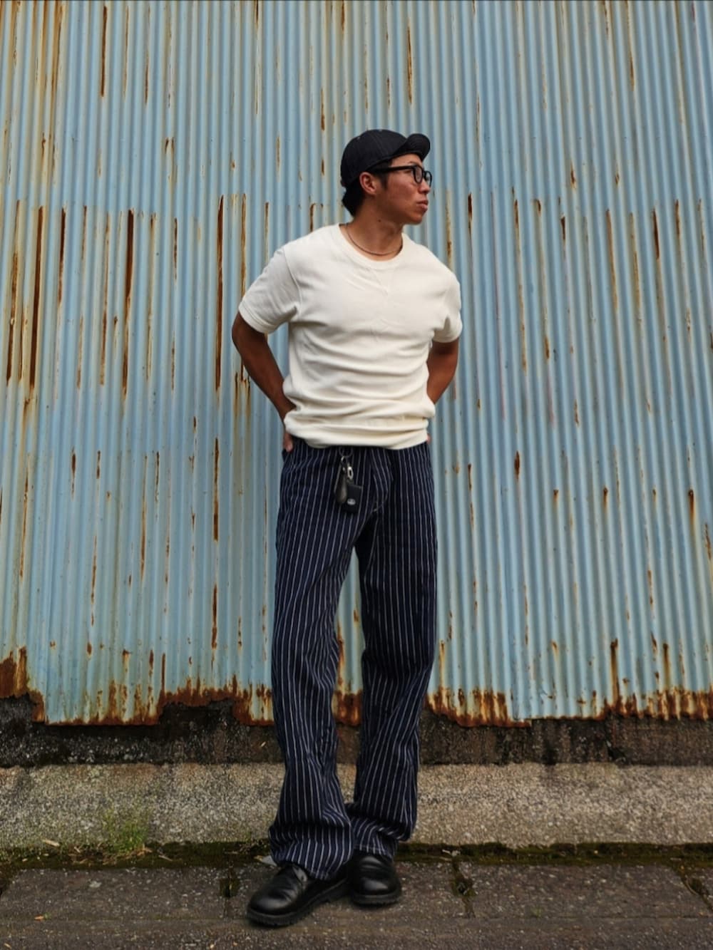 「アメカジ、デニムパンツ、ウォバッシュ、ヒッコリー、白Tシャツ、夏コーデ、アメカジコーデ、古着、キャップ、帽子、めがね」｜「MOSCOTのアイテム（メガネ、ブラック系）」を使った、tulipさん（メンズ・165cm）の夏コーディネートの2枚目の写真