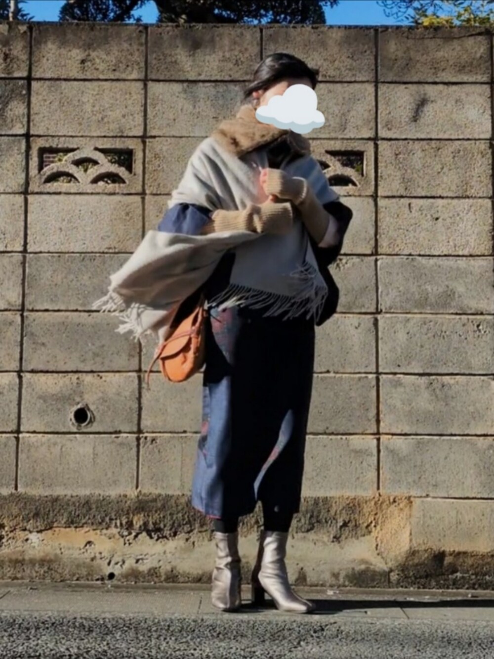 その他のブーツ、ブラウン系のショルダーバッグ、ブルー系の着物を着用したレディースの冬コーディネートの2枚目の写真