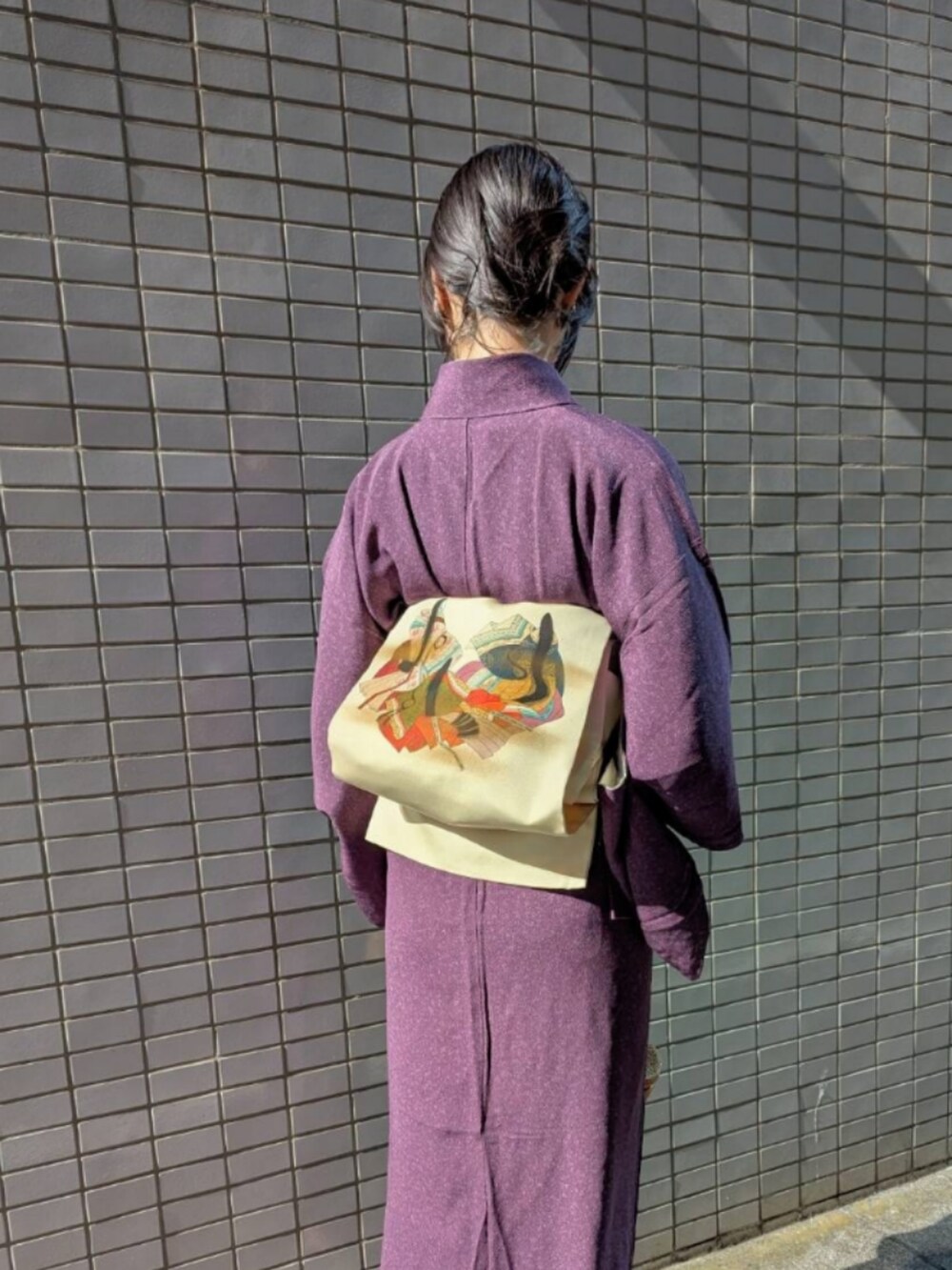 ブラウン系のかごバッグ、パープル系の着物、ホワイト系の和装小物を着用したレディースの冬コーディネートの2枚目の写真