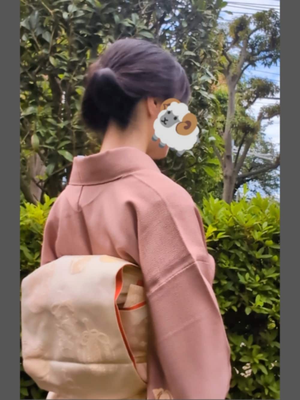 ピンク系の着物、ホワイト系の着物を着用したレディースの夏コーディネートの2枚目の写真