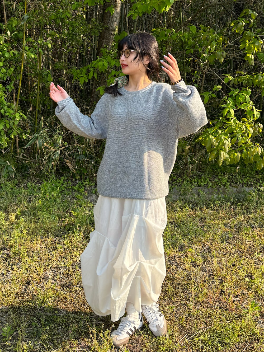 「最近のいい感じコーデ、メガネ女子、EYEVAN、バルーンスカート、シンプルスタイル、オトナカワイイ、オトナ女子、カジュアルスタイル、スポーツミックス、グレーコーデ、白スカート、デートコーデ、お出かけコーデ、三つ編み、ナイキ」｜「STYLEMIXERの【大人気】ランダムタッキングスカート　春服（スカート、ホワイト系）」を使った、nanamiさん（レディース・160cm）の春コーディネートの3枚目の写真