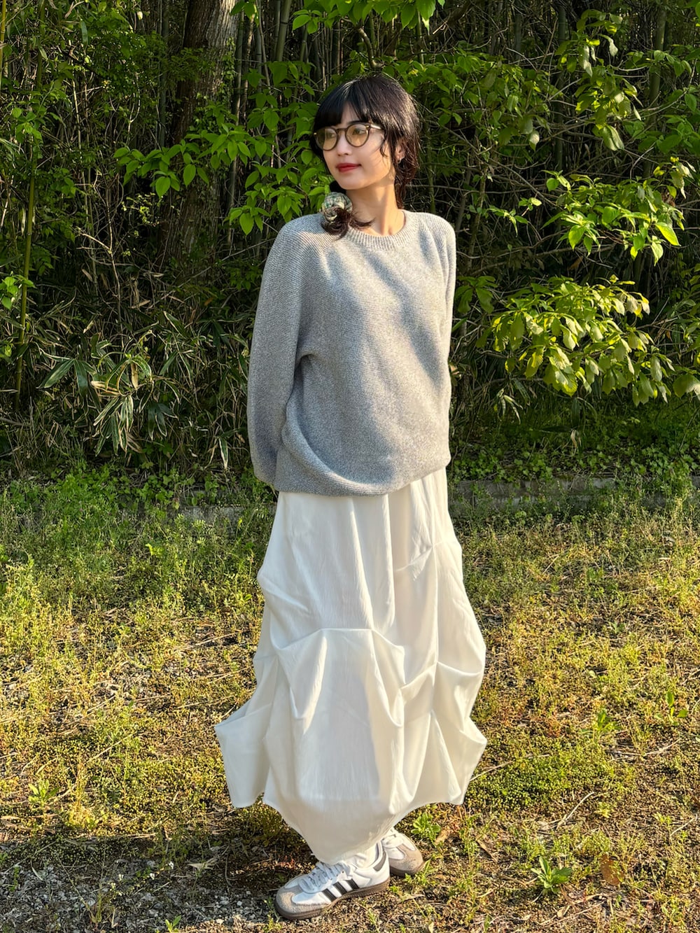 「最近のいい感じコーデ、メガネ女子、EYEVAN、バルーンスカート、シンプルスタイル、オトナカワイイ、オトナ女子、カジュアルスタイル、スポーツミックス、グレーコーデ、白スカート、デートコーデ、お出かけコーデ、三つ編み、ナイキ」｜「STYLEMIXERの【大人気】ランダムタッキングスカート　春服（スカート、ホワイト系）」を使った、nanamiさん（レディース・160cm）の春コーディネートの2枚目の写真