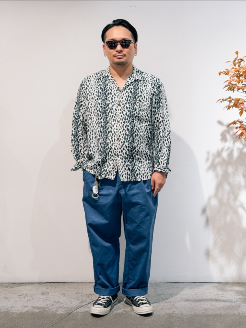 ブルー系のチノパンツ、ブラック系のスニーカー、ホワイト系のシャツ/ブラウスを着用したメンズの秋コーディネートの2枚目の写真