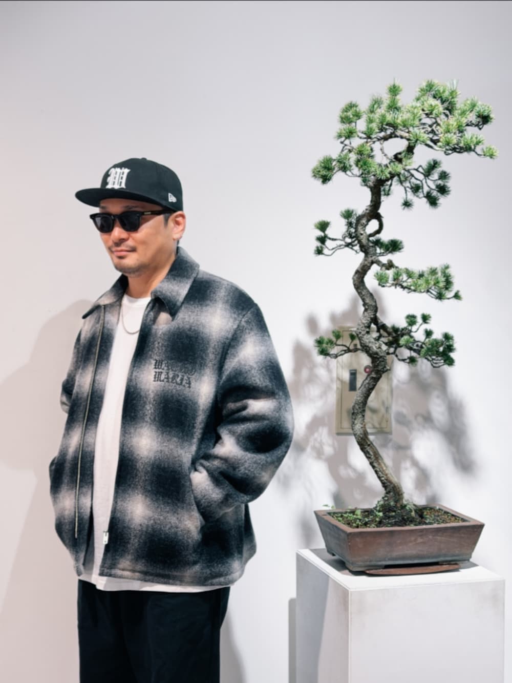 ブラック系のその他アウター、ブラック系のチノパンツ、ブラック系のスニーカーを着用したメンズの秋コーディネートの2枚目の写真