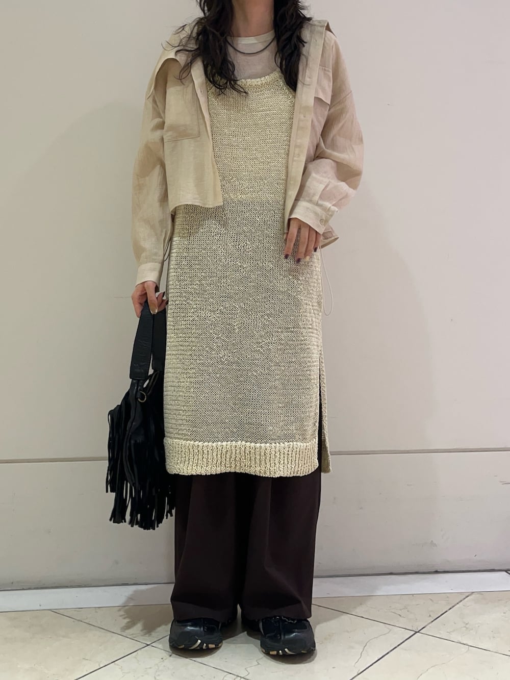 ホワイト系のチュニック、ホワイト系のシャツ/ブラウス、ホワイト系のTシャツ/カットソーを着用したレディースの春コーディネートの2枚目の写真