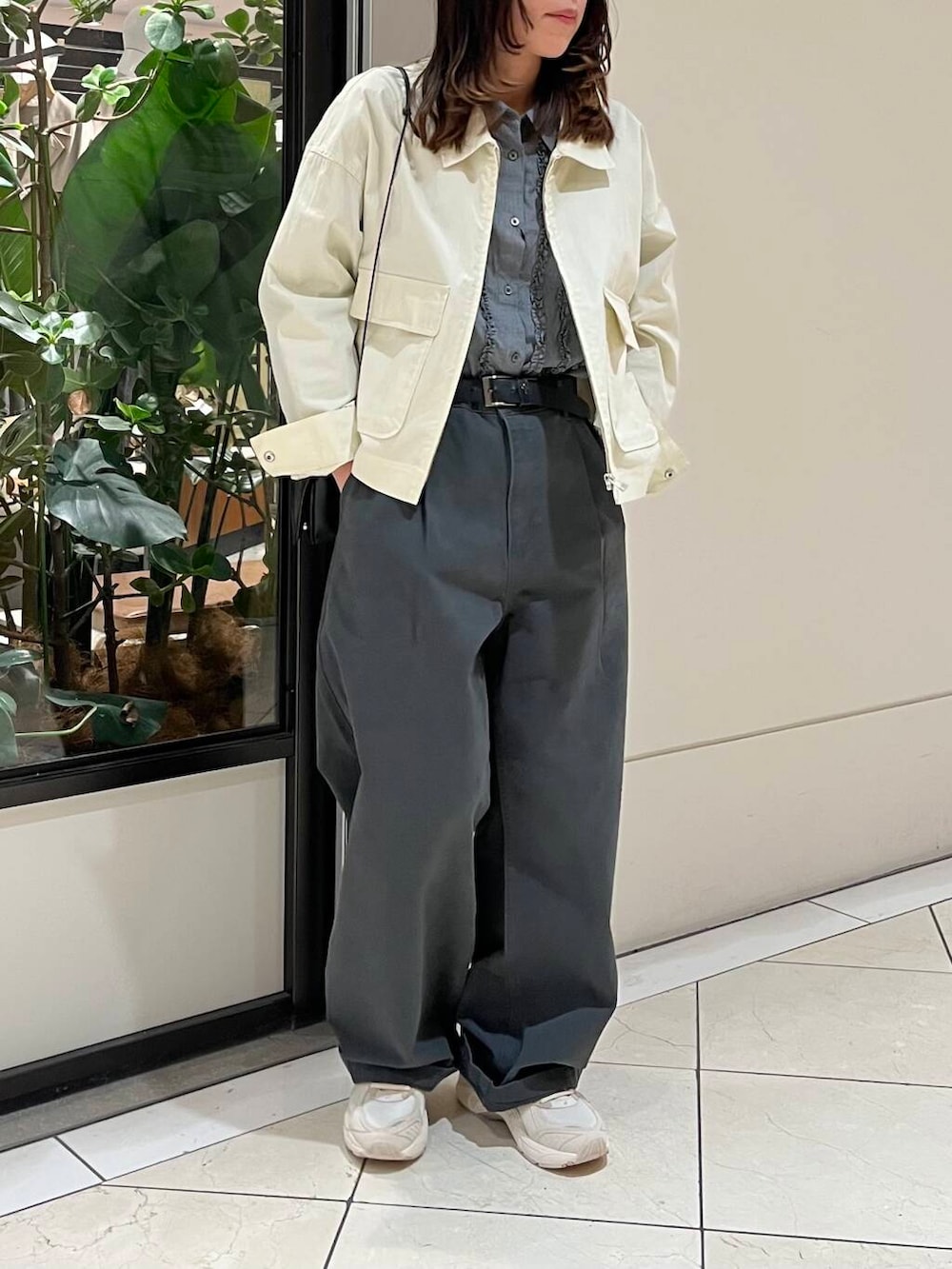 ブラック系のショルダーバッグ、グレー系のその他パンツ、ホワイト系のブルゾンを着用したレディースの春コーディネートの2枚目の写真