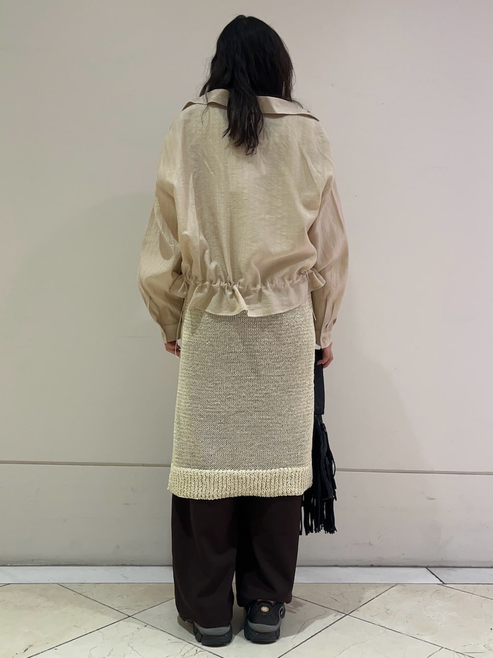 ホワイト系のチュニック、ホワイト系のシャツ/ブラウス、ホワイト系のTシャツ/カットソーを着用したレディースの春コーディネートの3枚目の写真