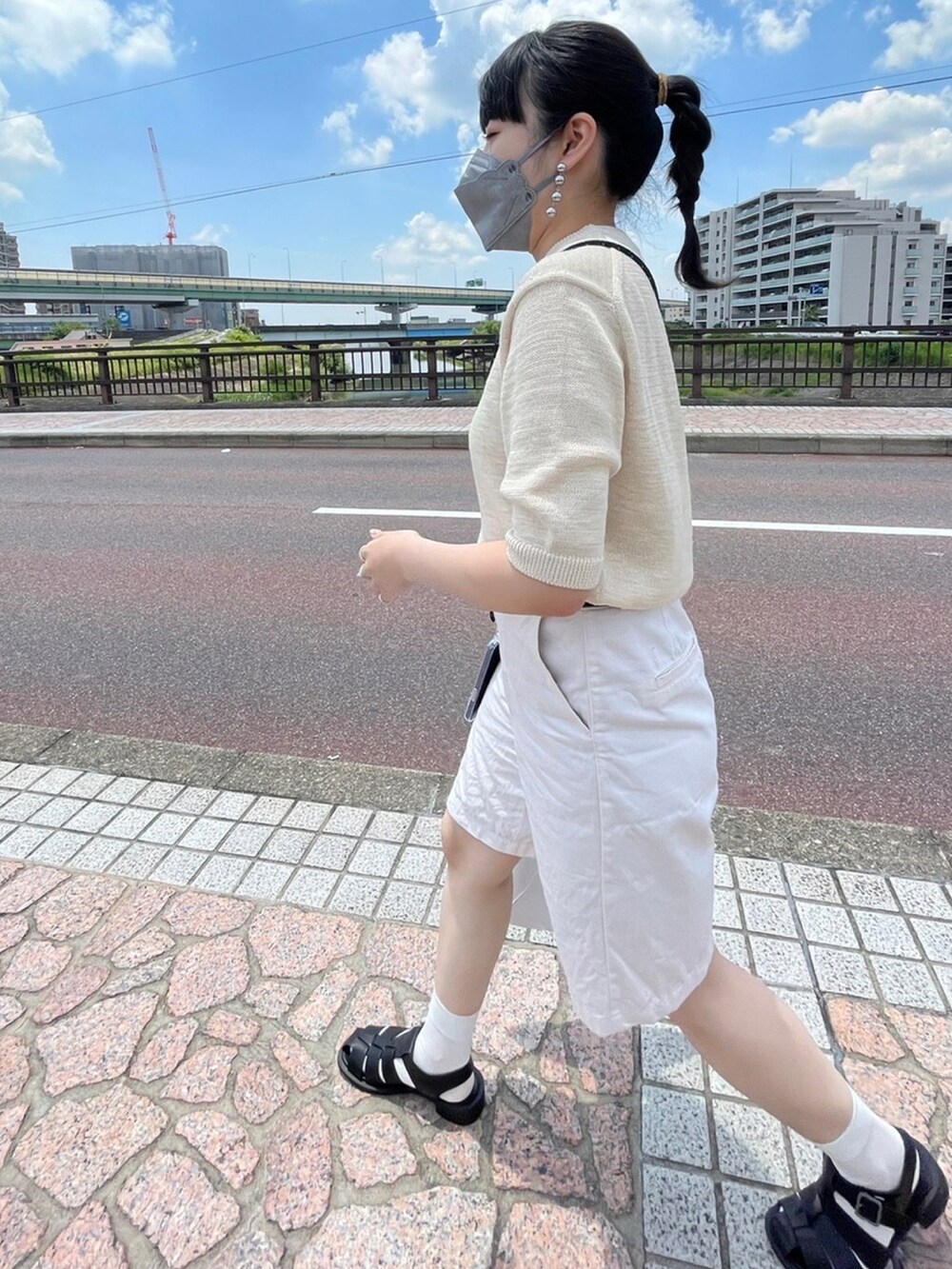 「プチプラコーデ、ワントーンコーデ、低身長コーデ、シンプル、ハーフパンツ、グルカサンダル、夏コーデ、153cm、UNIQLO、GU」｜「UNIQLOのアイテム（ニット/セーター、ベージュ系）」を使った、denさん（レディース・153cm）の夏コーディネートの2枚目の写真