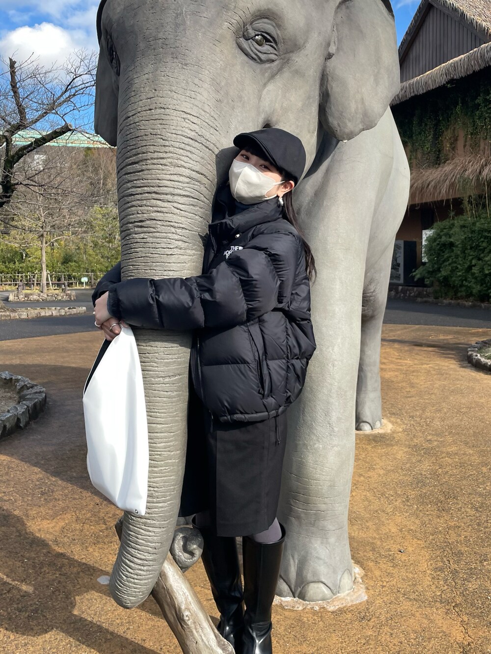 「冬コーデ、ダウンジャケット、THE NORTH FACE、ヌプシ、ロングブーツ、オールブラック、おしゃれさんと繋がりたい、低身長コーデ、153cm、ハンチング」｜「THE NORTH FACEの＜THE NORTH FACE＞ Short Nuptse ショート ヌプシ ジャケット（ダウンジャケット/コート、ブラック系）」を使った、denさん（レディース・153cm）の冬コーディネートの2枚目の写真