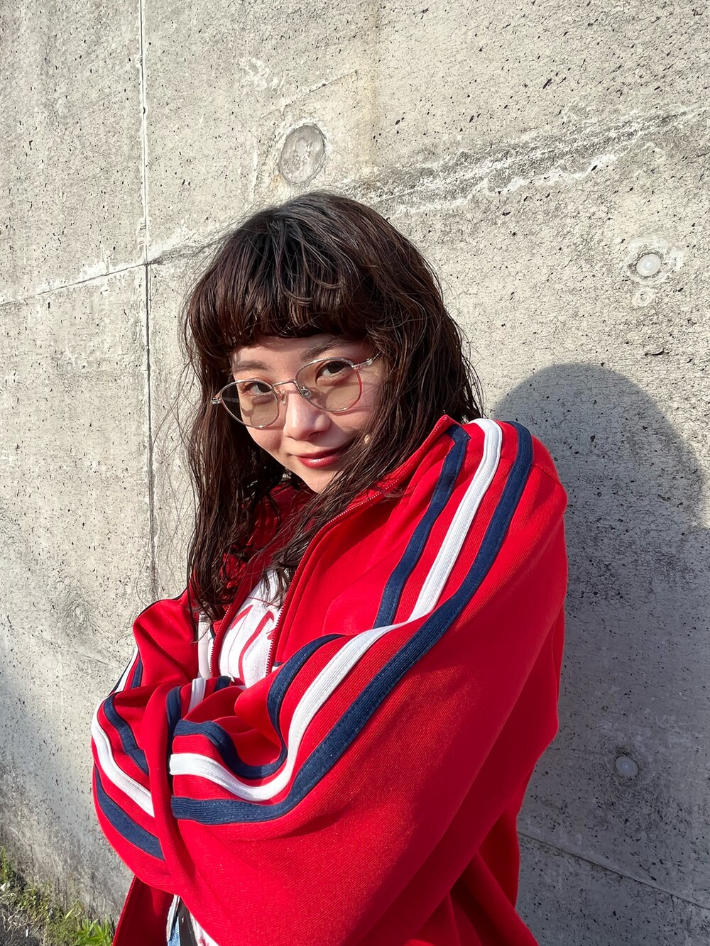 「カジュアルコーデ、低身長コーデ、Tシャツ、デニムコーデ、Levi's、トラックジャケット、clarks、古着MIX、アメカジ、おしゃれさんと繋がりたい」｜「Levi'sのアイテム（デニムパンツ、ブルー系）」を使った、denさん（レディース・153cm）の春コーディネートの2枚目の写真